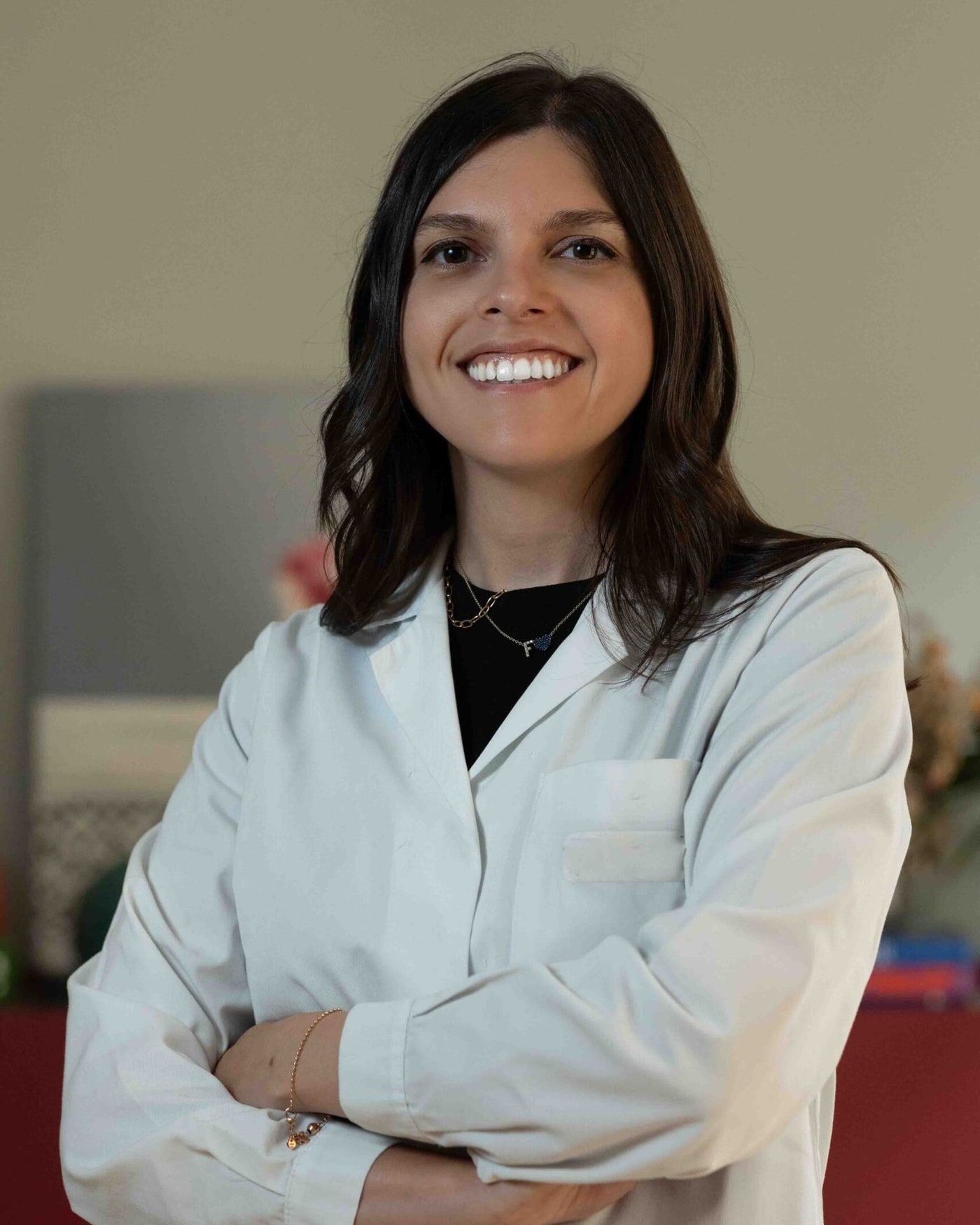 La Dott.ssa Francesca Toto, medico chirurgo specialista in oftalmologia, in camice nel suo studio